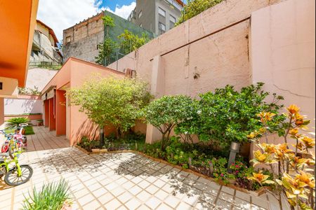 Casa à venda com 622m², 5 quartos e 5 vagas Casa à venda com 622m², 5 quartos e 5 vagasQuintal