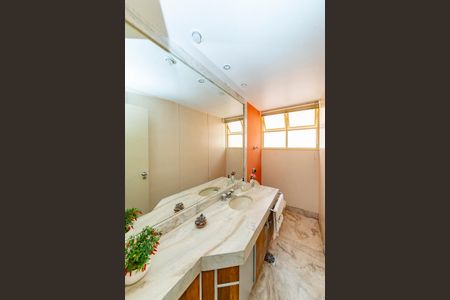 Casa à venda com 622m², 5 quartos e 5 vagas Casa à venda com 622m², 5 quartos e 5 vagasLavabo