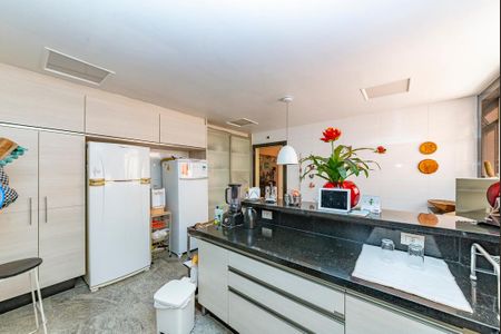 Casa à venda com 622m², 5 quartos e 5 vagas Casa à venda com 622m², 5 quartos e 5 vagasCozinha