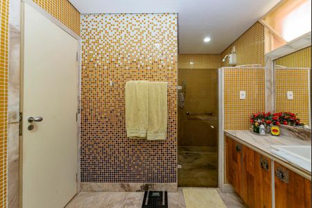 Casa à venda com 622m², 5 quartos e 5 vagas Casa à venda com 622m², 5 quartos e 5 vagasBanheiro da Suíte 1