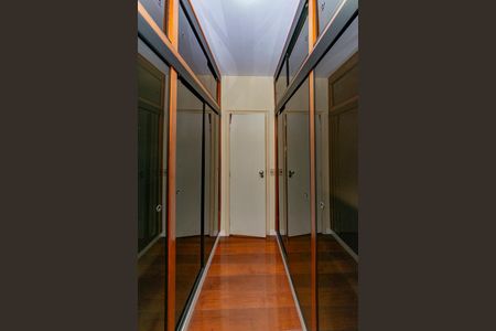 Casa à venda com 622m², 5 quartos e 5 vagas Casa à venda com 622m², 5 quartos e 5 vagasCloset da suíte 1