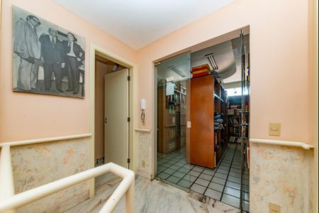 Casa à venda com 622m², 5 quartos e 5 vagas Casa à venda com 622m², 5 quartos e 5 vagasEscada