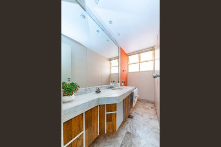 Casa à venda com 622m², 5 quartos e 5 vagas Casa à venda com 622m², 5 quartos e 5 vagasLavabo