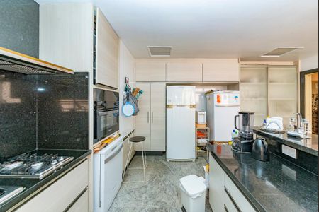 Casa à venda com 622m², 5 quartos e 5 vagas Casa à venda com 622m², 5 quartos e 5 vagasCozinha