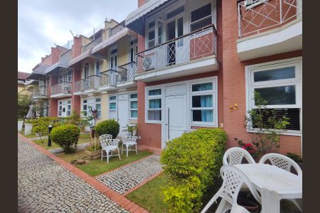 Casa de condomínio para alugar com 220m², 3 quartos e 2 vagasFachada