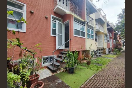 Casa de condomínio para alugar com 220m², 3 quartos e 2 vagasFundos