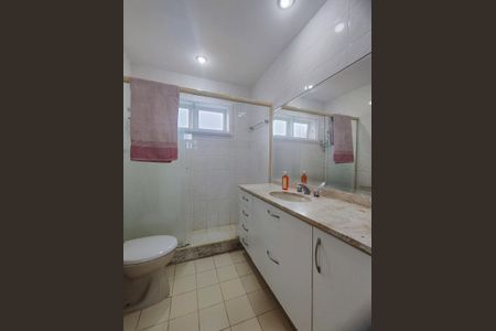 Casa de condomínio para alugar com 220m², 3 quartos e 2 vagasBanheiro da Suíte 2