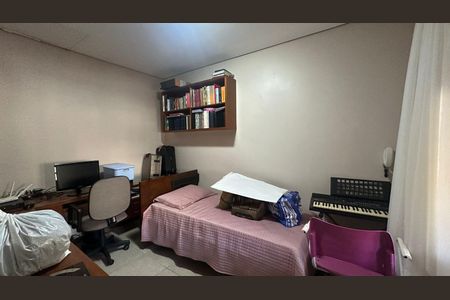 Casa à venda com 315m², 6 quartos e 2 vagasQuarto 