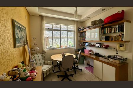 Casa à venda com 315m², 6 quartos e 2 vagasQuarto 