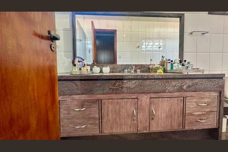 Casa à venda com 315m², 6 quartos e 2 vagasBanheiro 