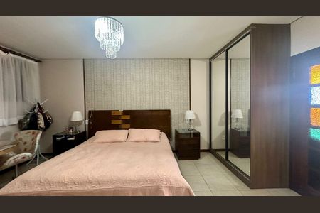 Casa à venda com 315m², 6 quartos e 2 vagasQuarto 