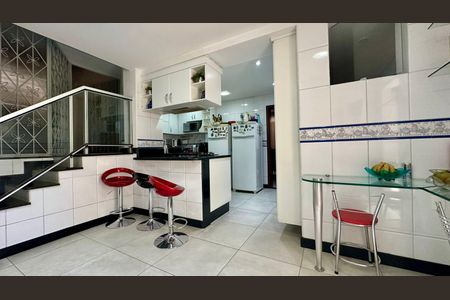 Casa à venda com 315m², 6 quartos e 2 vagasCozinha 