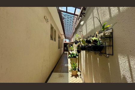 Casa à venda com 315m², 6 quartos e 2 vagasLateral da casa 