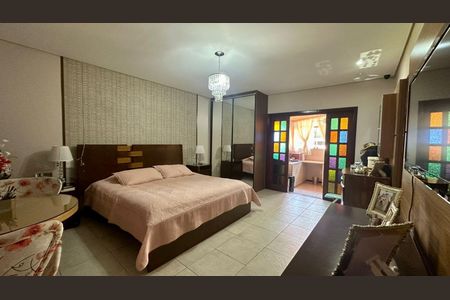 Casa à venda com 315m², 6 quartos e 2 vagasQuarto 