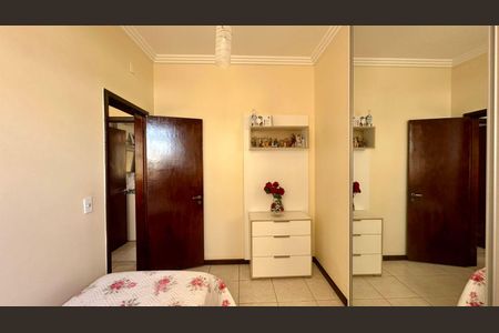 Casa à venda com 315m², 6 quartos e 2 vagasQuarto 