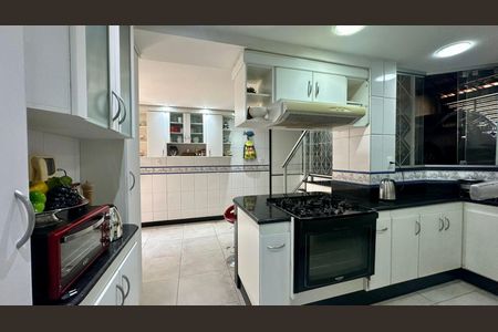 Casa à venda com 315m², 6 quartos e 2 vagasCozinha 