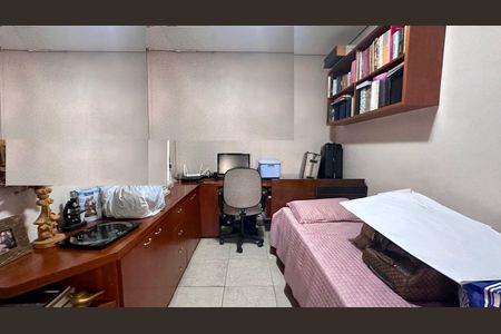 Casa à venda com 315m², 6 quartos e 2 vagasQuarto 