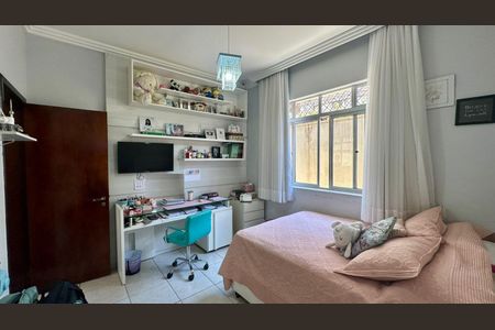 Casa à venda com 315m², 6 quartos e 2 vagasQuarto 