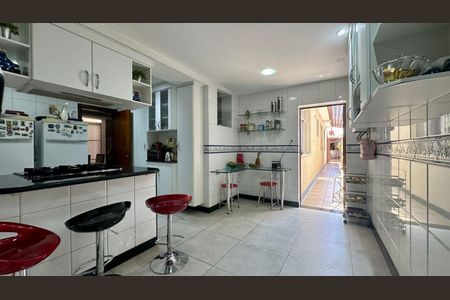 Casa à venda com 315m², 6 quartos e 2 vagasCozinha 