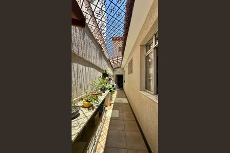 Casa à venda com 315m², 6 quartos e 2 vagasLateral da casa 