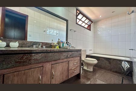 Casa à venda com 315m², 6 quartos e 2 vagasBanheiro 