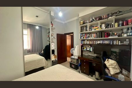 Casa à venda com 315m², 6 quartos e 2 vagasQuarto 