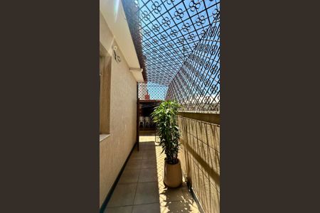 Casa à venda com 315m², 6 quartos e 2 vagasLateral da casa 