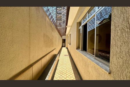 Casa à venda com 315m², 6 quartos e 2 vagasLateral da casa 