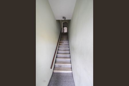 Casa para alugar com 297m², 2 quartos e 1 vaga Casa para alugar com 297m², 2 quartos e 1 vagaEscada