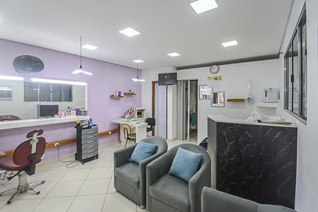 Casa à venda com 250m², 2 quartos e 2 vagas Casa à venda com 250m², 2 quartos e 2 vagasSalão