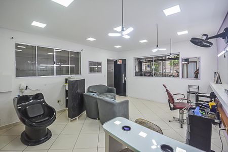 Casa à venda com 250m², 2 quartos e 2 vagas Casa à venda com 250m², 2 quartos e 2 vagasSalão