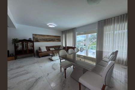 Casa à venda com 348m², 4 quartos e 5 vagasSala