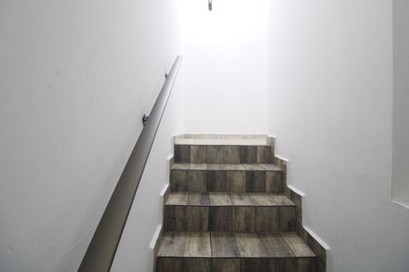 Escada de casa para alugar com 3 quartos, 100m² em Vila Campo Grande, São Paulo