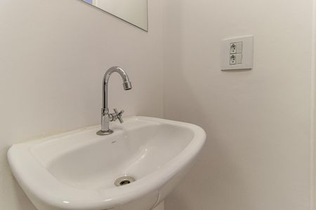 Banheiro Social de kitnet/studio para alugar com 1 quarto, 33m² em República, São Paulo