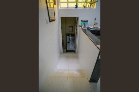 Casa à venda com 180m², 2 quartos e 2 vagasEscada para Garagem 1