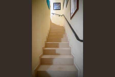 Casa à venda com 180m², 2 quartos e 2 vagasEscada