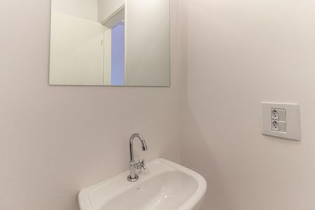 Banheiro Social de kitnet/studio para alugar com 1 quarto, 33m² em República, São Paulo