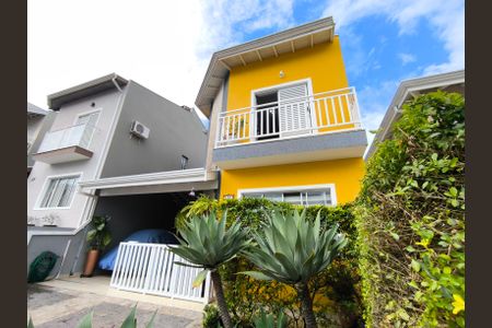 Casa de condomínio à venda com 160m², 3 quartos e 3 vagas Casa de condomínio à venda com 160m², 3 quartos e 3 vagasFachada