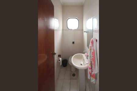 Casa à venda com 250m², 3 quartos e 2 vagas Casa à venda com 250m², 3 quartos e 2 vagasLavabo