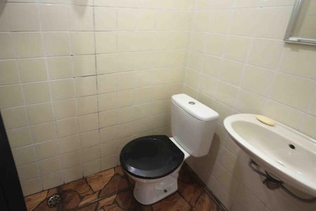 Casa à venda com 250m², 3 quartos e 2 vagas Casa à venda com 250m², 3 quartos e 2 vagasBanheiro do espaço gourmet