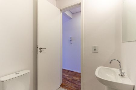 Banheiro Social de kitnet/studio para alugar com 1 quarto, 33m² em República, São Paulo