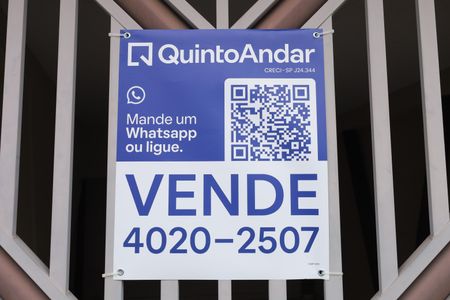 Casa à venda com 70m², 2 quartos e 1 vagaPlaca grande instalada no portão do imóvel - Código do imóvel VGEF-693