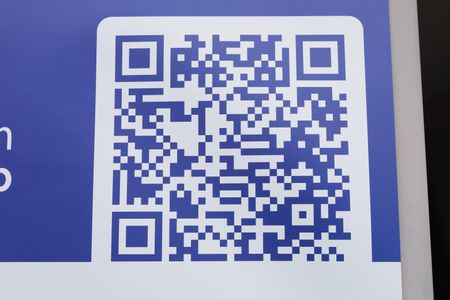 Casa à venda com 70m², 2 quartos e 1 vagaPlaca grande instalada no portão do imóvel - Código do imóvel VGEF-693