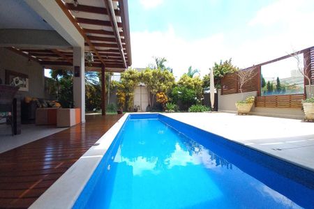 Casa à venda com 313m², 4 quartos e 6 vagas Casa à venda com 313m², 4 quartos e 6 vagasÁrea comum - Piscina