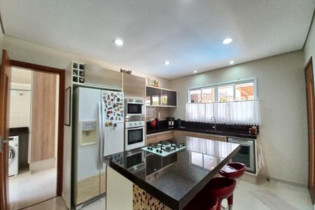 Casa à venda com 313m², 4 quartos e 6 vagas Casa à venda com 313m², 4 quartos e 6 vagasCozinha