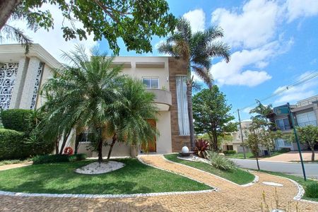 Casa à venda com 313m², 4 quartos e 6 vagas Casa à venda com 313m², 4 quartos e 6 vagasFachada