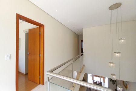 Casa à venda com 313m², 4 quartos e 6 vagas Casa à venda com 313m², 4 quartos e 6 vagasHall