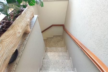 Casa à venda com 313m², 4 quartos e 6 vagas Casa à venda com 313m², 4 quartos e 6 vagasEscada