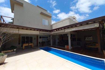 Casa à venda com 313m², 4 quartos e 6 vagas Casa à venda com 313m², 4 quartos e 6 vagasFachada