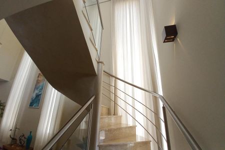 Casa à venda com 313m², 4 quartos e 6 vagas Casa à venda com 313m², 4 quartos e 6 vagasEscada